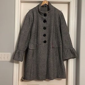 Malachi and white patterned dress coat